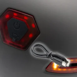 Šalmas paspirtukui su LED posūkiais ir nuotoliniu valdymu
